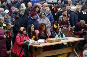 Rēzeknes Miķeļdienas gadatirgus pārsteidz iedzīvotājus un pilsētas viesus ar varenu tirgošanos, mielošanos, muzicēšanu, dejošanu un dižošanos 49