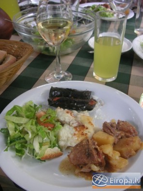 Tradicionālais ēdiens - MEZE. Sāk ar grieķu salātiem un pēc tam ik pa brīdim tiek pienesta neliela porcija dažādu ēdienu 14602