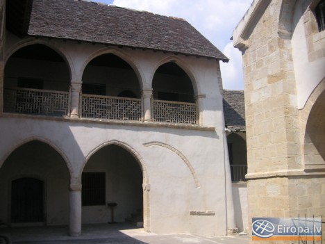 Svētā krusta klosteris. Šobrīd darbojas vēl baznīca, bet senajās klostera telpās ir izvietoti dažādi tradicionāli veikaliņi. Ieejot baznīcā, jāatceras 14604