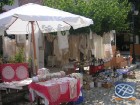 Rīta pusē ciemats parasti čum un mudž no tūristiem, kuri vēlas iegādāties Kipras tradicionālos izstrādājumus - tamborētas un izšūtas sedziņas, vīnus,  15