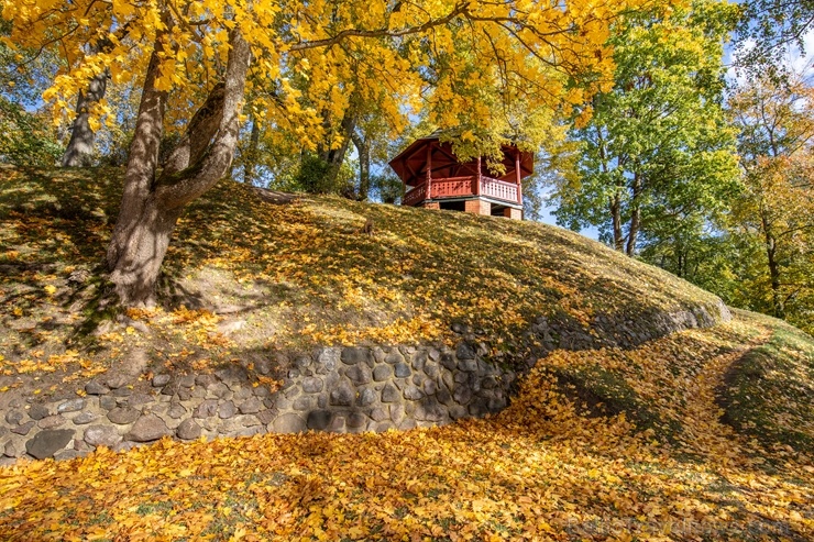 Valmieras pilsēta rotājas rudens zeltā 268451