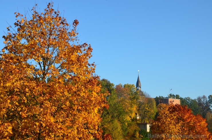 Valmieras pilsēta rotājas rudens zeltā 268452