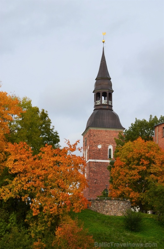 Valmieras pilsēta rotājas rudens zeltā 268453