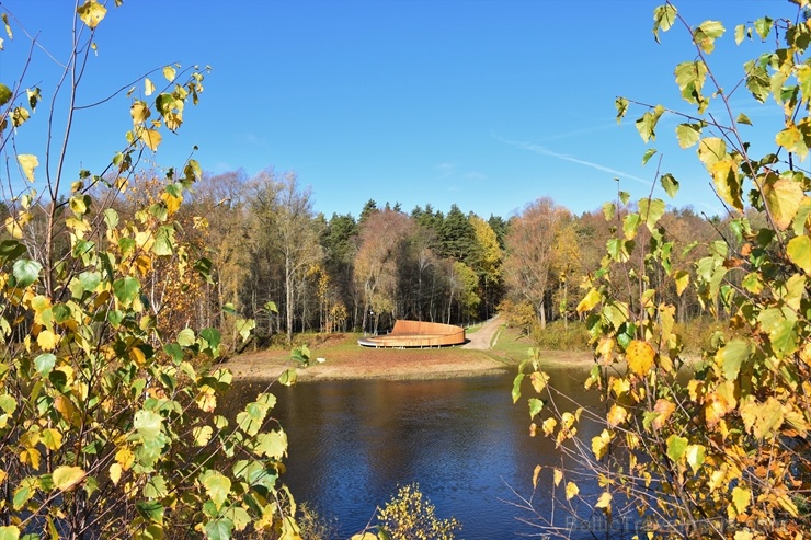 Valmieras pilsēta rotājas rudens zeltā 268462