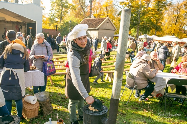 Kuldīgā ar bagātīgu tirdziņu, gardiem ēdieniem, dzērieniem un izklaidēm ikvienu apmeklētāju sagaidīja nozīmīgākais rudens pasākums – Hercoga Jēkaba ga 267614