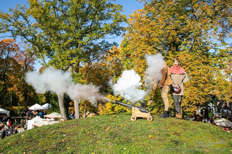 Kuldīgā ar bagātīgu tirdziņu, gardiem ēdieniem, dzērieniem un izklaidēm ikvienu apmeklētāju sagaidīja nozīmīgākais rudens pasākums – Hercoga Jēkaba ga 267619