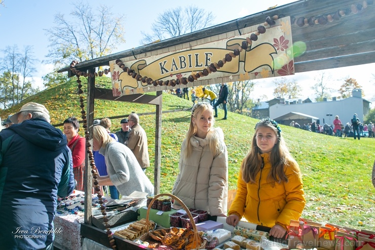 Kuldīgā ar bagātīgu tirdziņu, gardiem ēdieniem, dzērieniem un izklaidēm ikvienu apmeklētāju sagaidīja nozīmīgākais rudens pasākums – Hercoga Jēkaba ga 267627