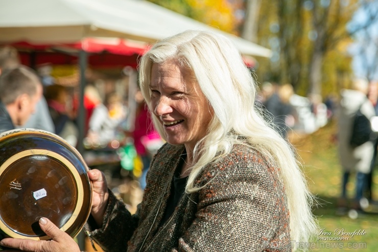 Kuldīgā ar bagātīgu tirdziņu, gardiem ēdieniem, dzērieniem un izklaidēm ikvienu apmeklētāju sagaidīja nozīmīgākais rudens pasākums – Hercoga Jēkaba ga 267633