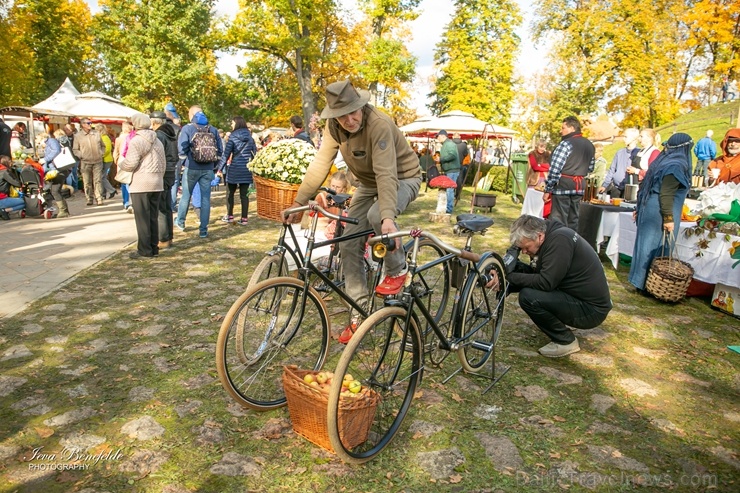 Kuldīgā ar bagātīgu tirdziņu, gardiem ēdieniem, dzērieniem un izklaidēm ikvienu apmeklētāju sagaidīja nozīmīgākais rudens pasākums – Hercoga Jēkaba ga 267637