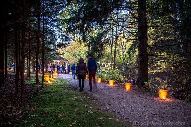 Vienkoču parkā norisinājās Uguns Nakts, kura mērķis ir vienu īso rudens dienu padarīt ilgāk gaišu, dot iespēju uzlādēt sevi ar sveču gaismu un siltumu 267650