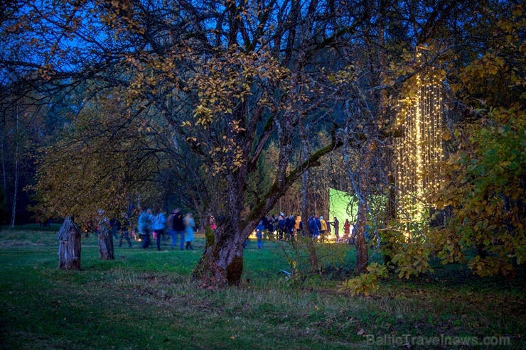 Vienkoču parkā norisinājās Uguns Nakts, kura mērķis ir vienu īso rudens dienu padarīt ilgāk gaišu, dot iespēju uzlādēt sevi ar sveču gaismu un siltumu 267654