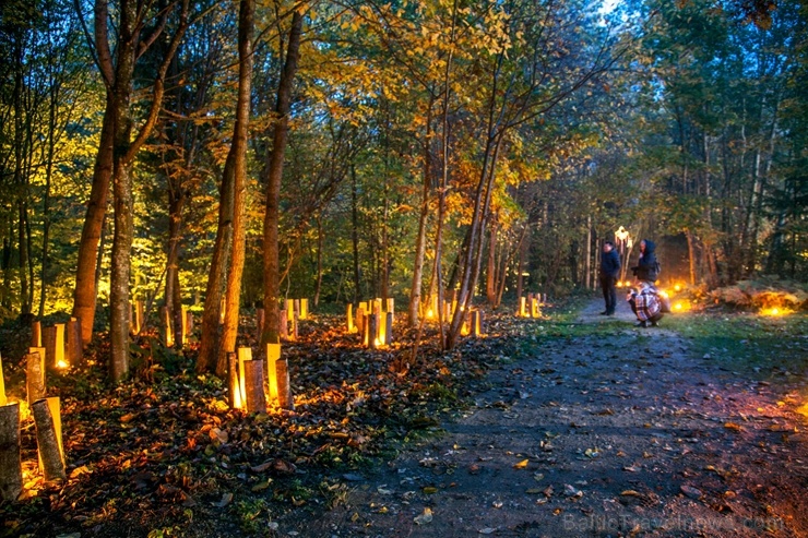 Vienkoču parkā norisinājās Uguns Nakts, kura mērķis ir vienu īso rudens dienu padarīt ilgāk gaišu, dot iespēju uzlādēt sevi ar sveču gaismu un siltumu 267657