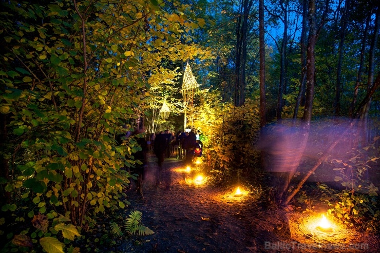 Vienkoču parkā norisinājās Uguns Nakts, kura mērķis ir vienu īso rudens dienu padarīt ilgāk gaišu, dot iespēju uzlādēt sevi ar sveču gaismu un siltumu 267658