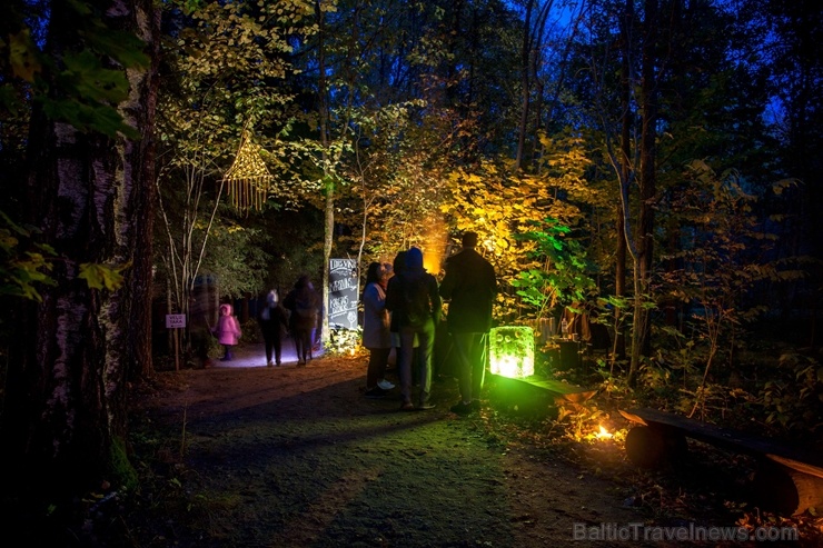 Vienkoču parkā norisinājās Uguns Nakts, kura mērķis ir vienu īso rudens dienu padarīt ilgāk gaišu, dot iespēju uzlādēt sevi ar sveču gaismu un siltumu 267659