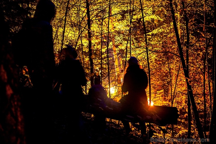 Vienkoču parkā norisinājās Uguns Nakts, kura mērķis ir vienu īso rudens dienu padarīt ilgāk gaišu, dot iespēju uzlādēt sevi ar sveču gaismu un siltumu 267661