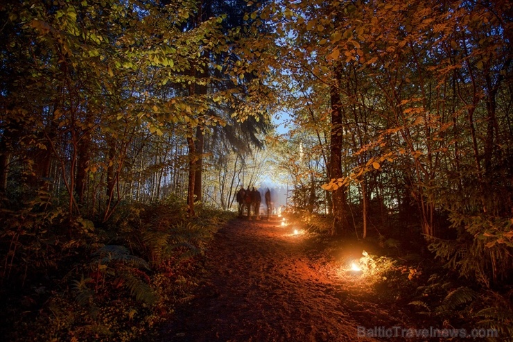Vienkoču parkā norisinājās Uguns Nakts, kura mērķis ir vienu īso rudens dienu padarīt ilgāk gaišu, dot iespēju uzlādēt sevi ar sveču gaismu un siltumu 267663