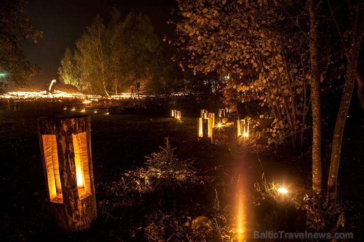 Vienkoču parkā norisinājās Uguns Nakts, kura mērķis ir vienu īso rudens dienu padarīt ilgāk gaišu, dot iespēju uzlādēt sevi ar sveču gaismu un siltumu 267676