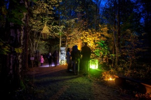 Vienkoču parkā norisinājās Uguns Nakts, kura mērķis ir vienu īso rudens dienu padarīt ilgāk gaišu, dot iespēju uzlādēt sevi ar sveču gaismu un siltumu 18