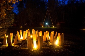 Vienkoču parkā norisinājās Uguns Nakts, kura mērķis ir vienu īso rudens dienu padarīt ilgāk gaišu, dot iespēju uzlādēt sevi ar sveču gaismu un siltumu 24