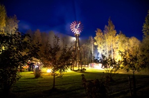 Vienkoču parkā norisinājās Uguns Nakts, kura mērķis ir vienu īso rudens dienu padarīt ilgāk gaišu, dot iespēju uzlādēt sevi ar sveču gaismu un siltumu 25