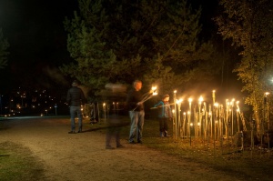 Vienkoču parkā norisinājās Uguns Nakts, kura mērķis ir vienu īso rudens dienu padarīt ilgāk gaišu, dot iespēju uzlādēt sevi ar sveču gaismu un siltumu 40