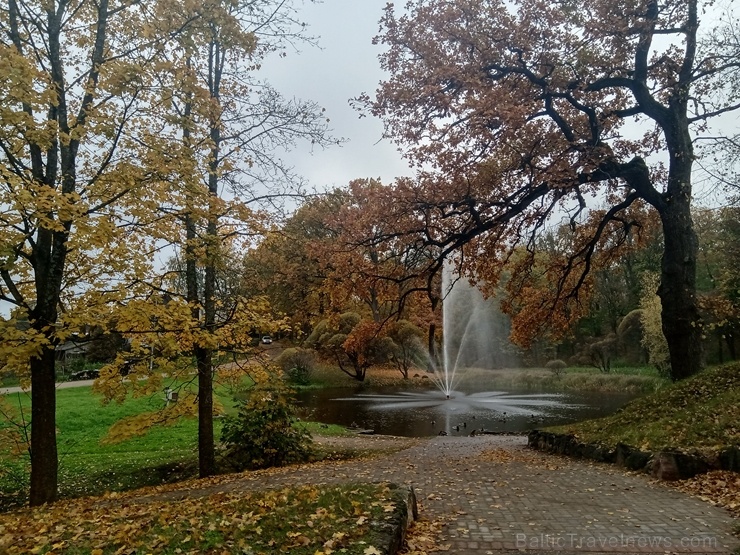 Madona krāšņi pārklājas rudens zeltā un ikvienu priecē ar pasakainām gadalaiku spelēm dabā 267883