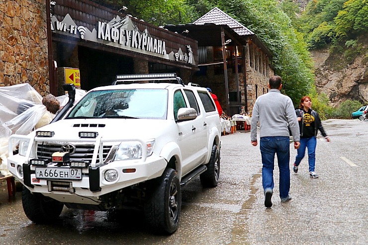 Travelnews.lv izbauda ugunīgu šašliku kafejnīcā  «U Kurmaha» pie Čegema ūdenskritumiem. Atbalsta: Magtur 268105