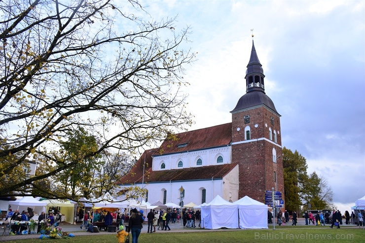 Simjūda tirgus Valmierā pulcē tirgotājus ar viduslaiku Livonijas labumiem 268210