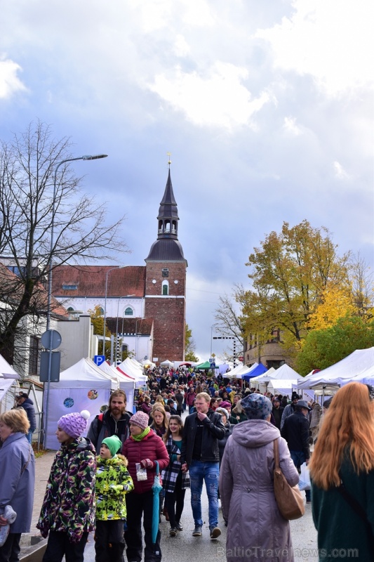 Simjūda tirgus Valmierā pulcē tirgotājus ar viduslaiku Livonijas labumiem 268212