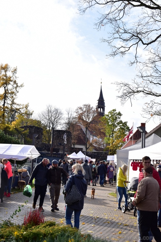 Simjūda tirgus Valmierā pulcē tirgotājus ar viduslaiku Livonijas labumiem 268219