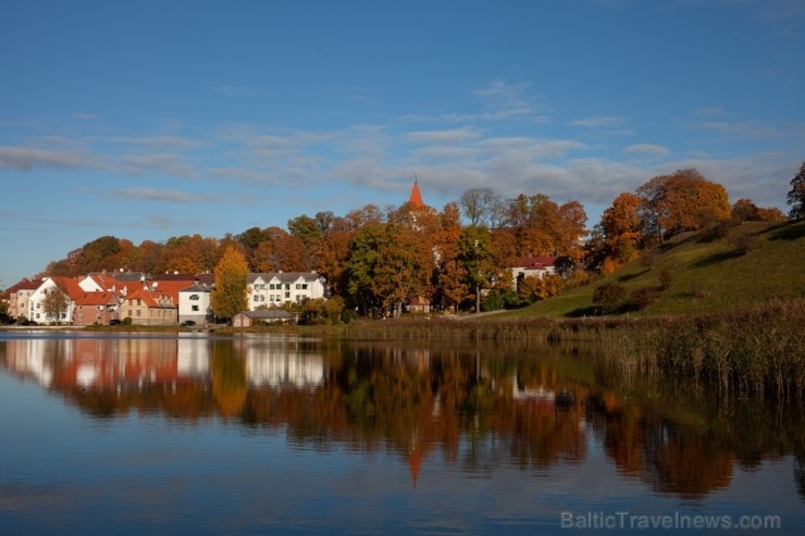 Deviņu pakalnu pilsēta Talsi rāmi pārklājas rudens zeltā 268300