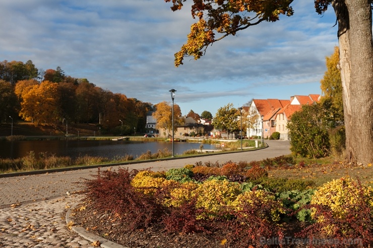 Deviņu pakalnu pilsēta Talsi rāmi pārklājas rudens zeltā 268301