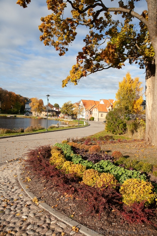 Deviņu pakalnu pilsēta Talsi rāmi pārklājas rudens zeltā 268302