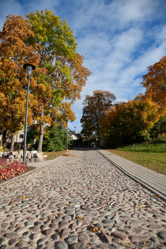 Deviņu pakalnu pilsēta Talsi rāmi pārklājas rudens zeltā 268303