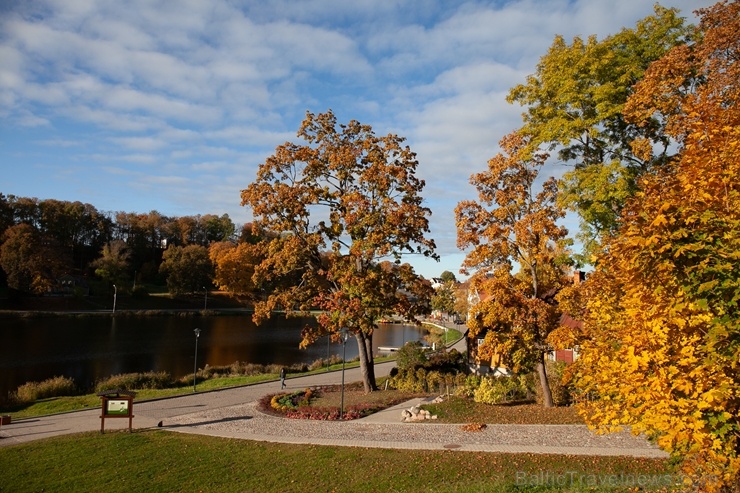 Deviņu pakalnu pilsēta Talsi rāmi pārklājas rudens zeltā 268305