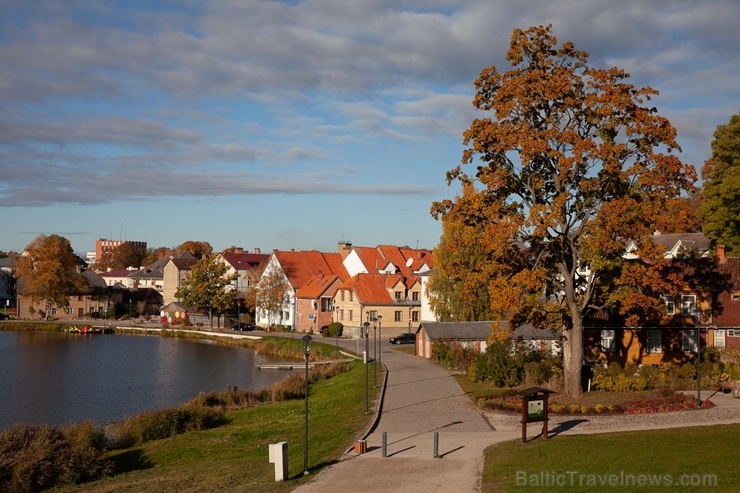 Deviņu pakalnu pilsēta Talsi rāmi pārklājas rudens zeltā 268306