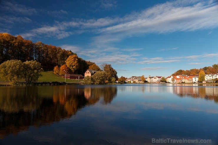 Deviņu pakalnu pilsēta Talsi rāmi pārklājas rudens zeltā 268308