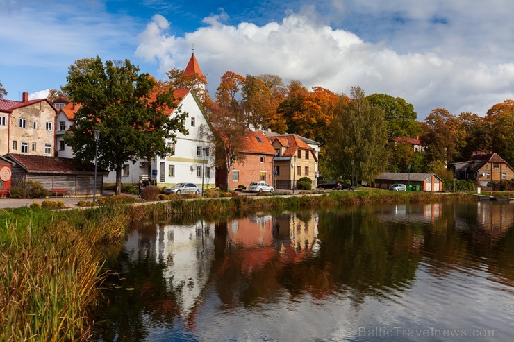 Deviņu pakalnu pilsēta Talsi rāmi pārklājas rudens zeltā 268310