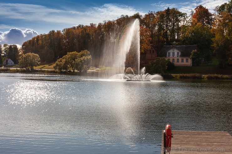 Deviņu pakalnu pilsēta Talsi rāmi pārklājas rudens zeltā 268312