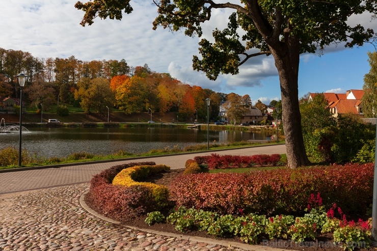 Deviņu pakalnu pilsēta Talsi rāmi pārklājas rudens zeltā 268314