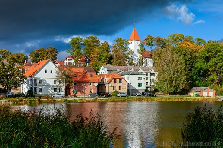 Deviņu pakalnu pilsēta Talsi rāmi pārklājas rudens zeltā 268315