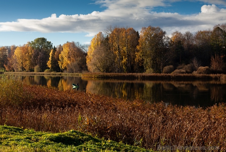 Deviņu pakalnu pilsēta Talsi rāmi pārklājas rudens zeltā 268317