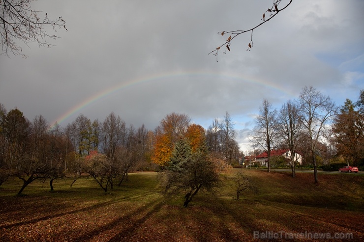 Deviņu pakalnu pilsēta Talsi rāmi pārklājas rudens zeltā 268318