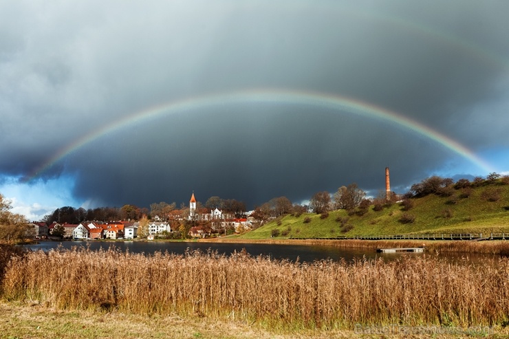 Deviņu pakalnu pilsēta Talsi rāmi pārklājas rudens zeltā 268319