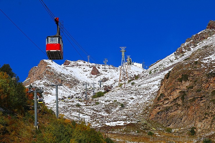 Travelnews.lv ar gaisa trošu vagoniņu uzbrauc sniegotajā Elbrusā līdz 3847 metriem. Atbalsta: Magtur 268341