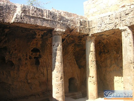 Šī ir viena no Pafos iespaidīgākajām tūristu piesaistes vietām. Pazemes kapenes ir veidotas ap 4.gs.p.m.ē. un dažas ir dekorētas ar doriskajiem pilāri 14664