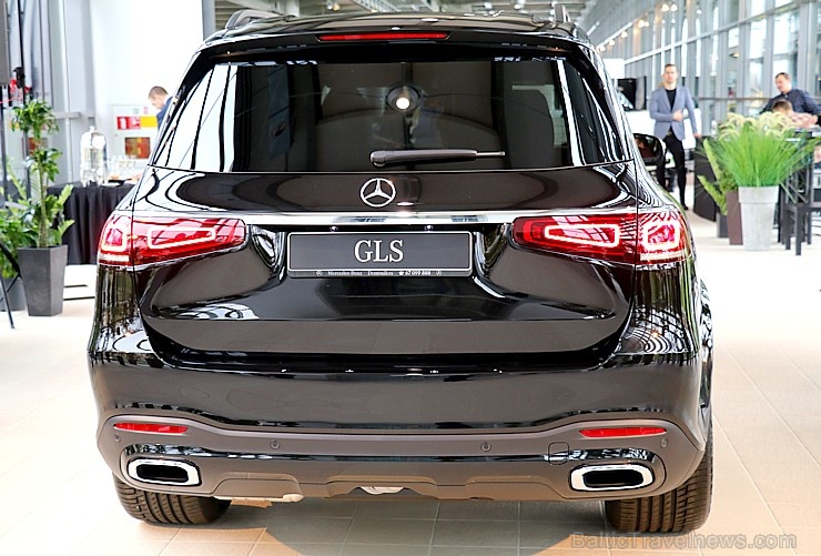 «Domenikss» medijiem prezentē jaunās paaudzes «Mercedes Benz GLS» apvidus automobili 269125