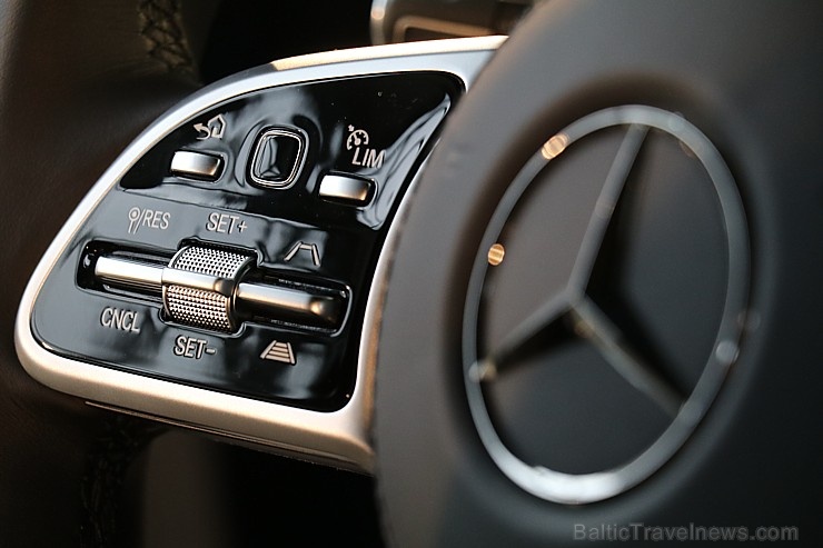 «Domenikss» medijiem prezentē jaunās paaudzes «Mercedes Benz GLS» apvidus automobili 269132