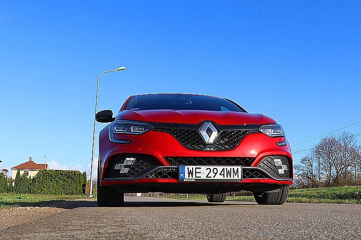 Travelnews.lv apceļo Rīgas apkārtni ar jauno un 300 zirgspēku jaudīgo «Renault Megane RS 300 Trophy» 269357