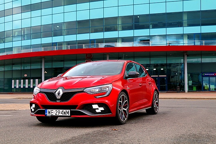 Travelnews.lv apceļo Rīgas apkārtni ar jauno un 300 zirgspēku jaudīgo «Renault Megane RS 300 Trophy» 269358